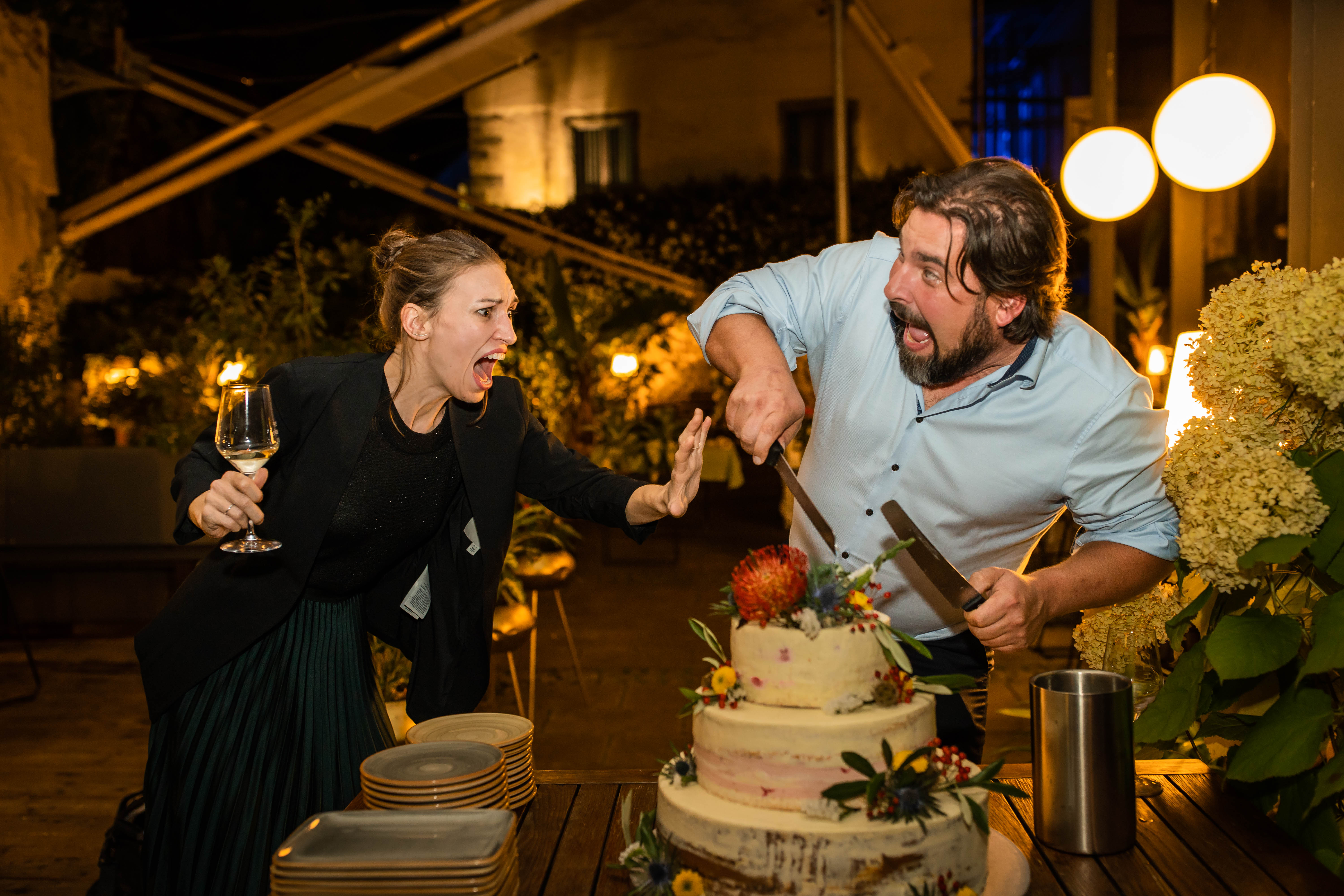 Ausgelassener Anschnitt der Hochzeitstorte