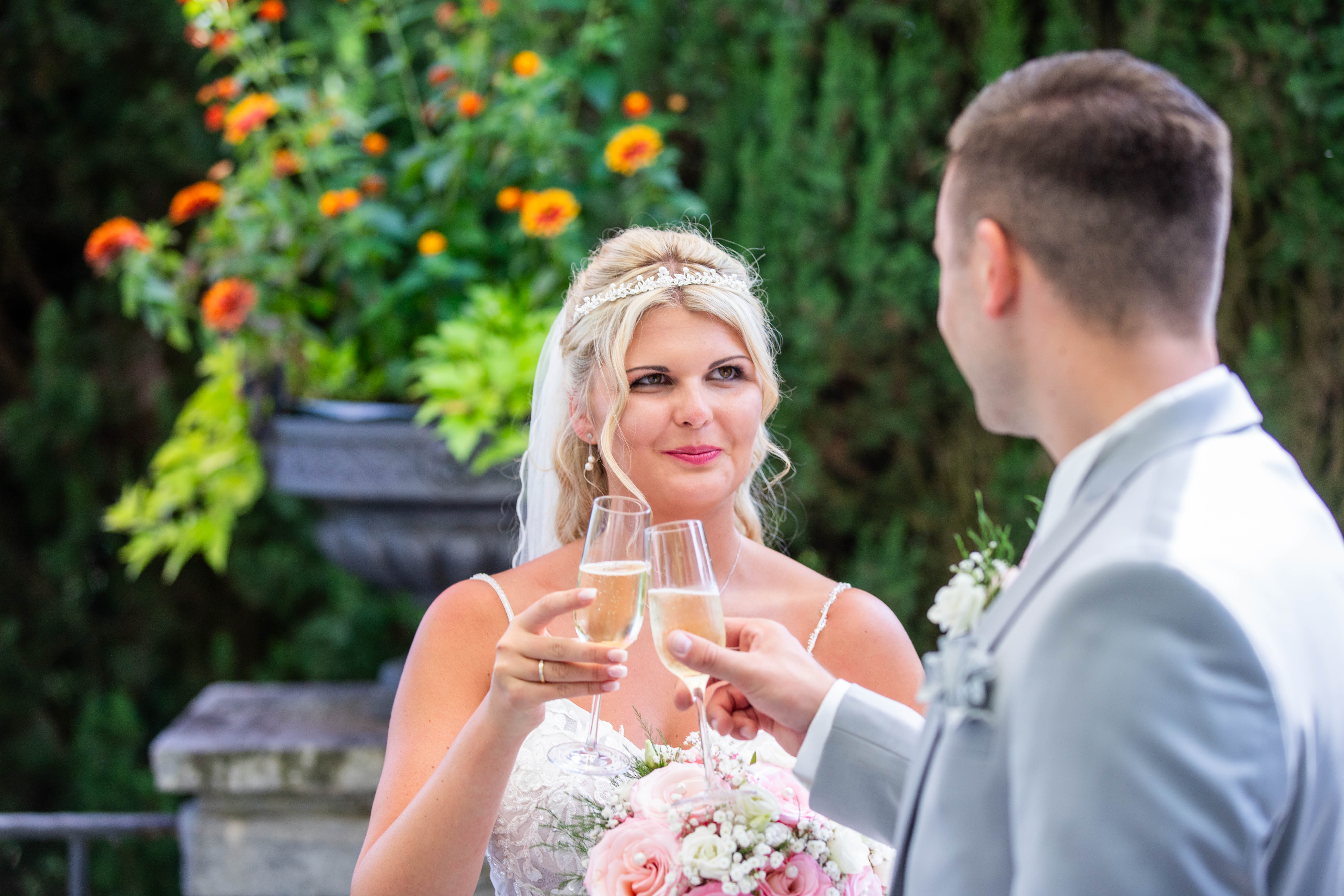 Anstoßen mit Champagner