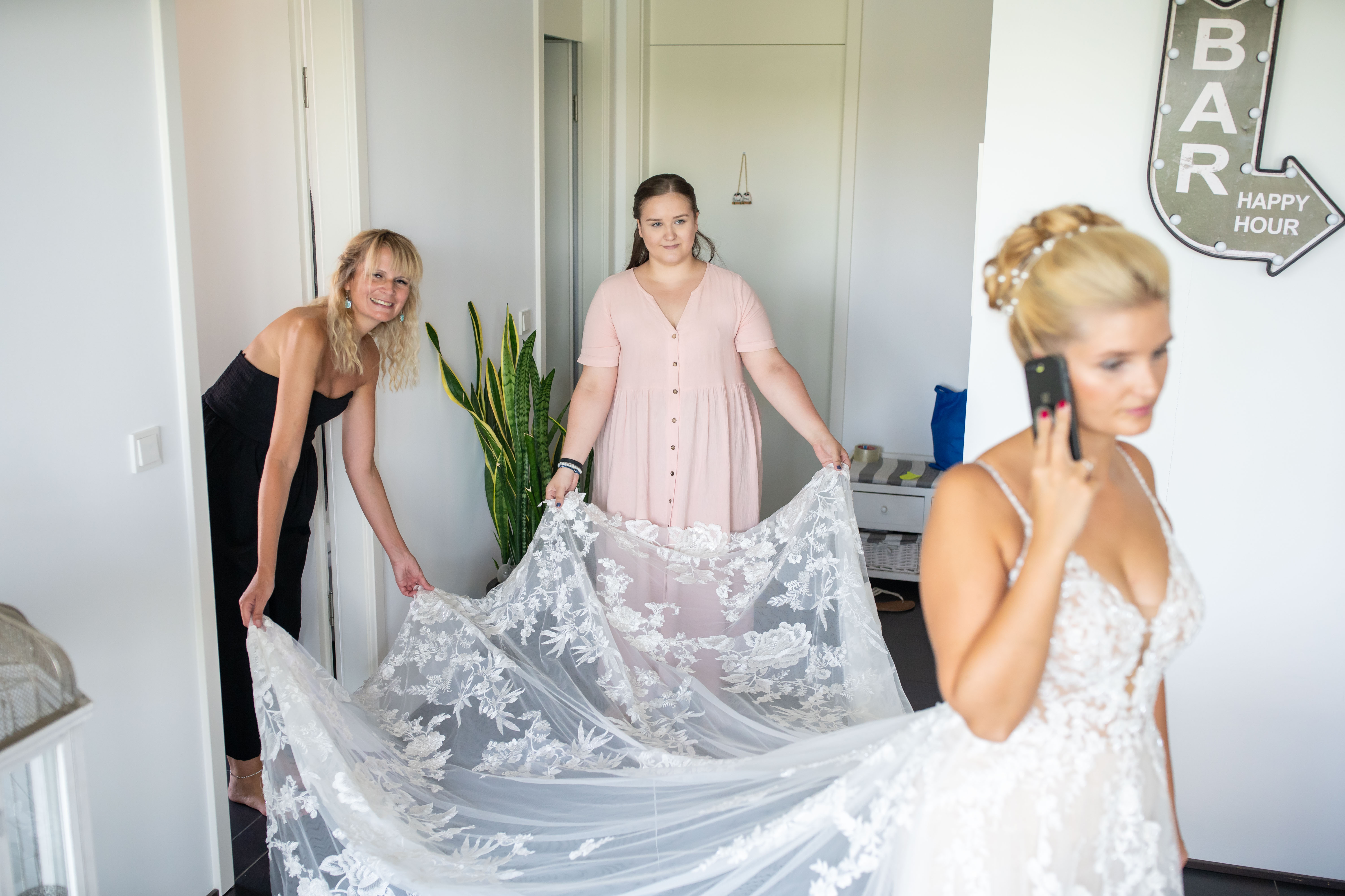 Helferinnen richten das Kleid