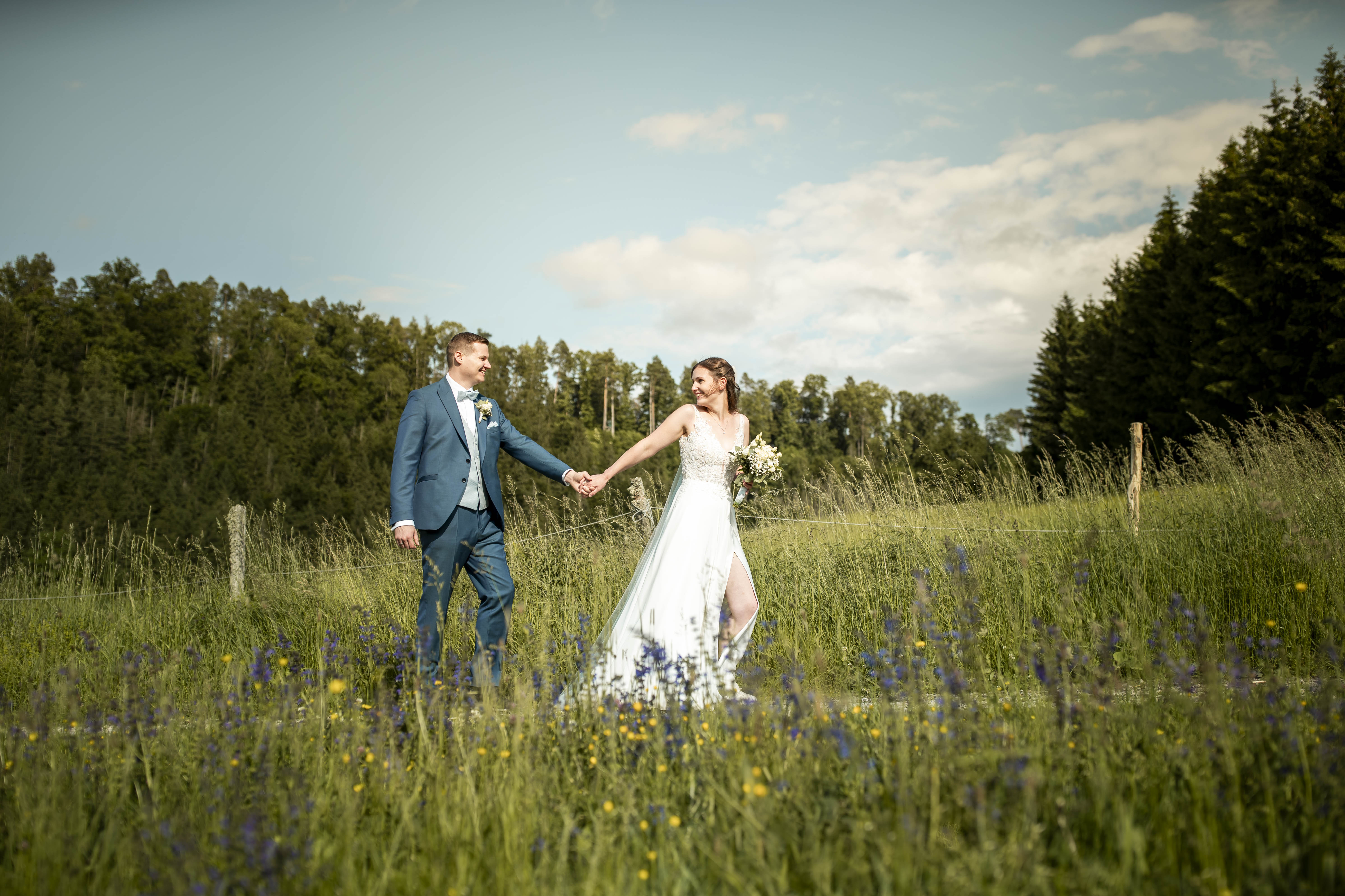 Brautpaar in der Blumenwiese